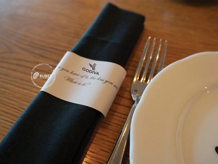 Nhận diện thương hiệu khách sạn Godiva Phú Quốc trên dụng cụ bàn ăn