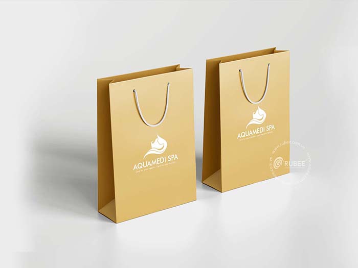 Nhận diện thương hiệu Aquamedi spa trên túi đựng quà