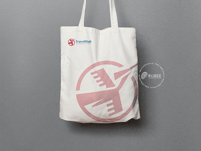 Phối cảnh thiết kế Phối cảnh logo công ty du lịch Travelhub trên túi vải