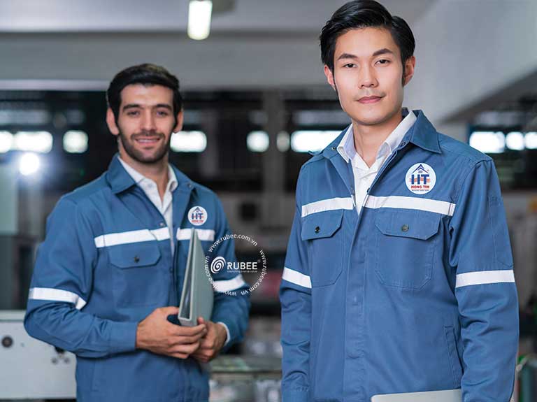 Nhận diện thương hiệu công ty xây dựng Hồng Tín trên áo đồng phục