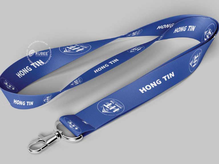 Nhận diện thương hiệu công ty xây dựng Hồng Tín trên dây đeo thẻ nhân viên