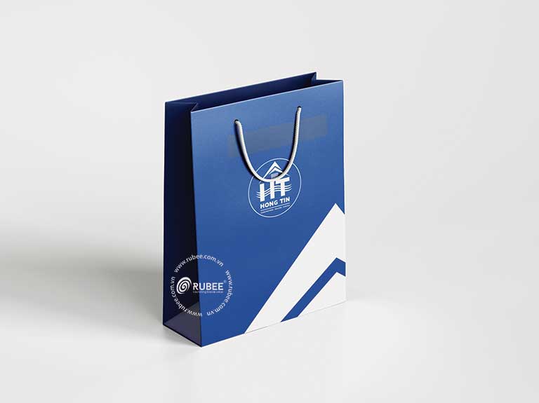 Nhận diện thương hiệu công ty xây dựng Hồng Tín trên túi đựng quà